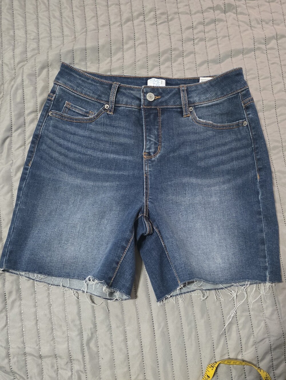 TIME & TRU Women's Size 4 Cut Off Denim Shorts Raw Hem 6β Mid Rise Medium Wash
